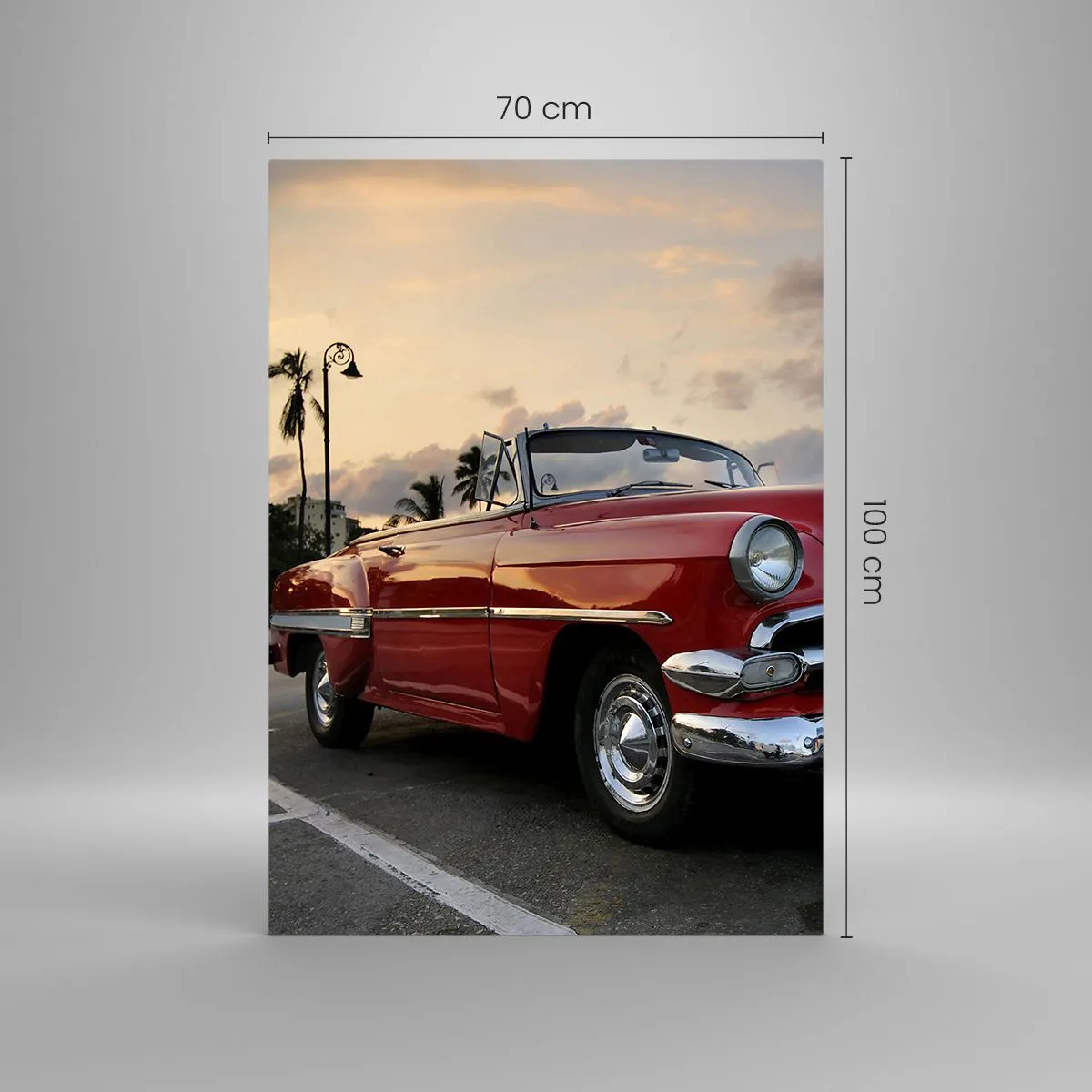 Obraz na szkle - Czerwony klasyczny kabriolet zaparkowany przy palmach o zmierzchu - 70x100cm - Czerwony żar tropików - Nowoczesna dekoracja ścienna do salonu i sypialni ARTTOR