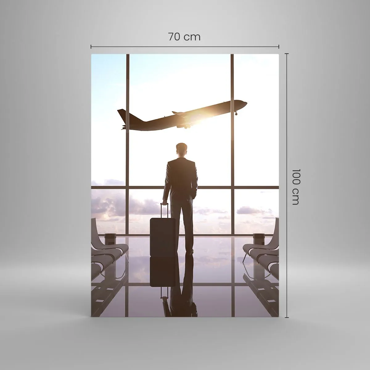 Obraz na szkle - Biznesmen na lotnisku z samolotem w tle - 70x100cm - Masz czas, zwolnij - Nowoczesna dekoracja ścienna do salonu i sypialni ARTTOR