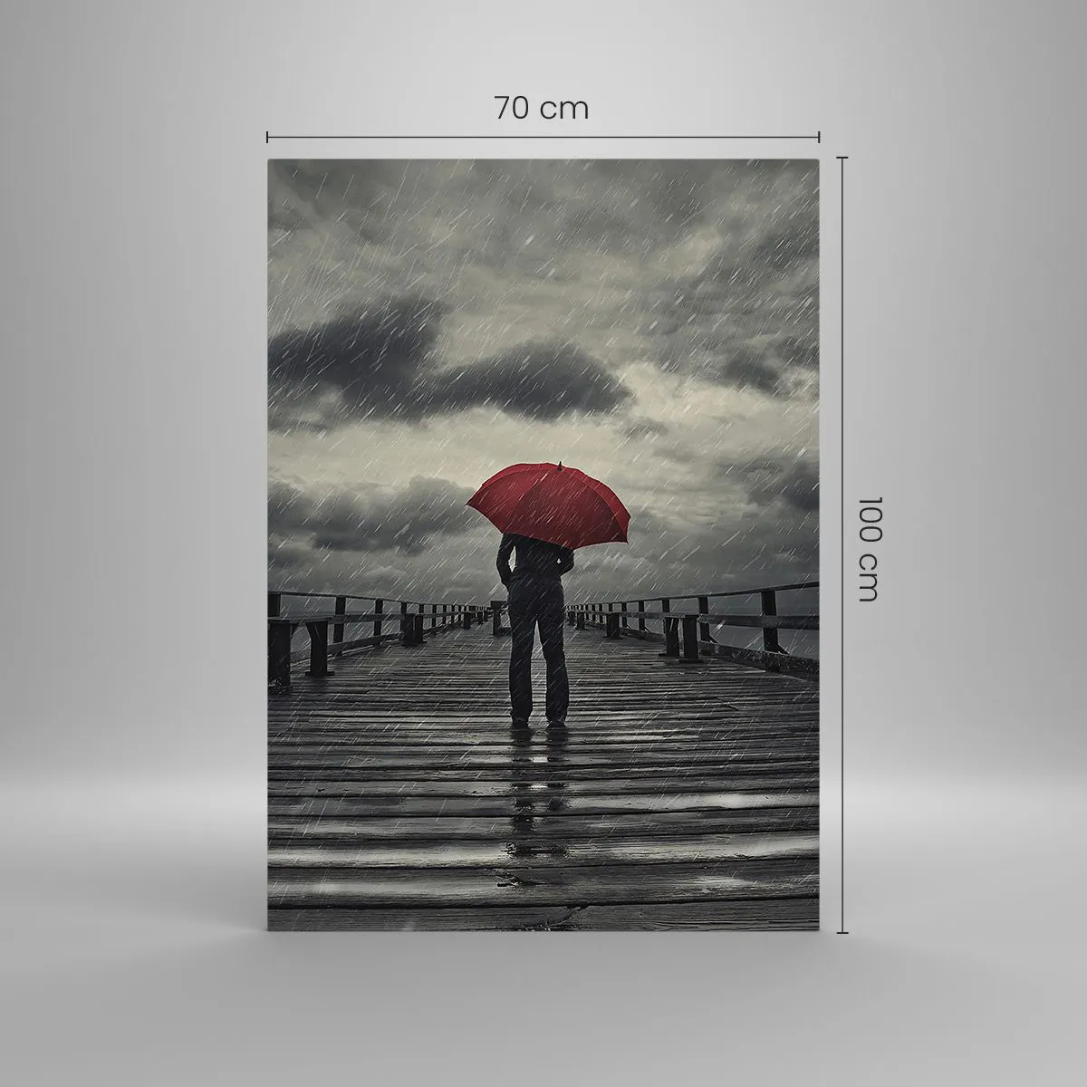 Glasbild - Bild auf glas - Eine Person mit einem roten Regenschirm auf einem verregneten Pier - 70x100cm - Es ist egal, dass es regnet - Moderne Wanddekoration für Wohnzimmer und Schlafzimmer ARTTOR