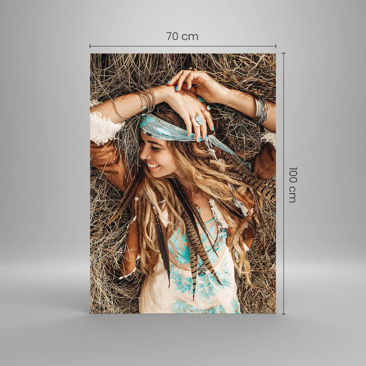 Obraz na szkle - Kobieta w stylu boho leżąca na sianie - 70x100cm - W drodze do lata miłości - Nowoczesna dekoracja ścienna do salonu i sypialni ARTTOR