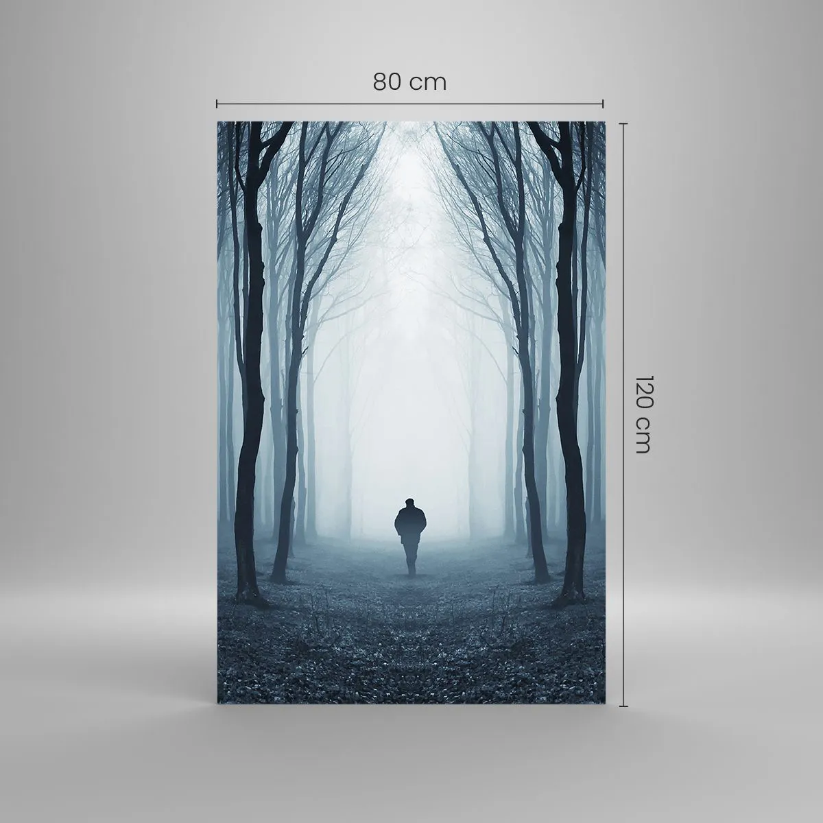 Glasbild - Bild auf glas - Eine Gestalt, die zwischen den Bäumen in einem nebligen Wald spazieren geht - 80x120cm - Alles einfach und übersichtlich - Moderne Wanddekoration für Wohnzimmer und Schlafzimmer ARTTOR