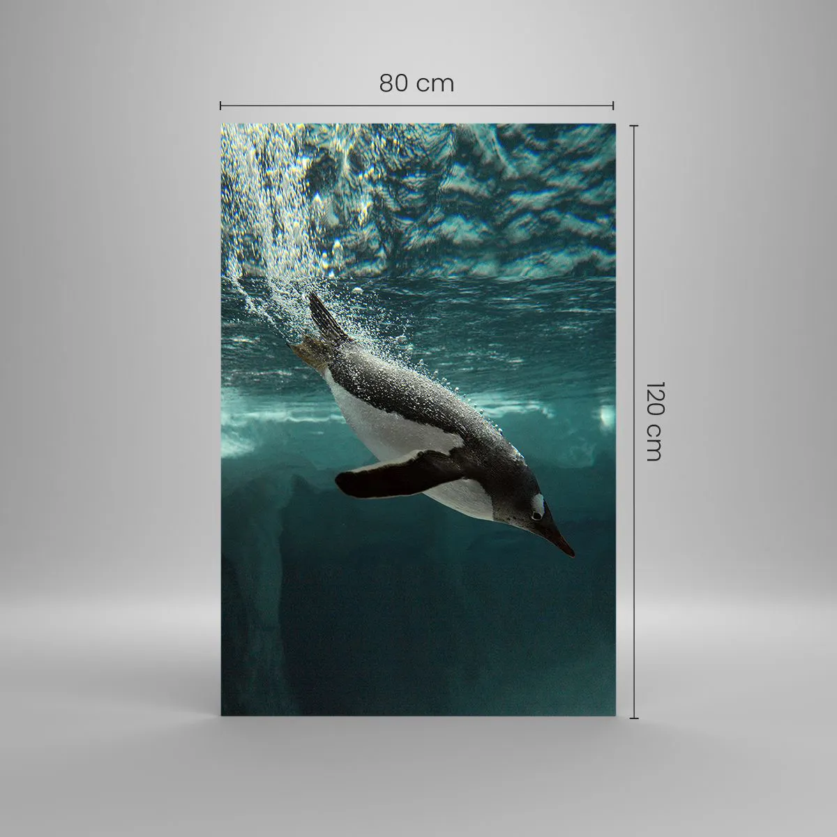 Glasbild - Bild auf glas - Ein Pinguin taucht in die Tiefen des eisigen Wassers - 80x120cm - Willkommen in meiner Welt - Moderne Wanddekoration für Wohnzimmer und Schlafzimmer ARTTOR