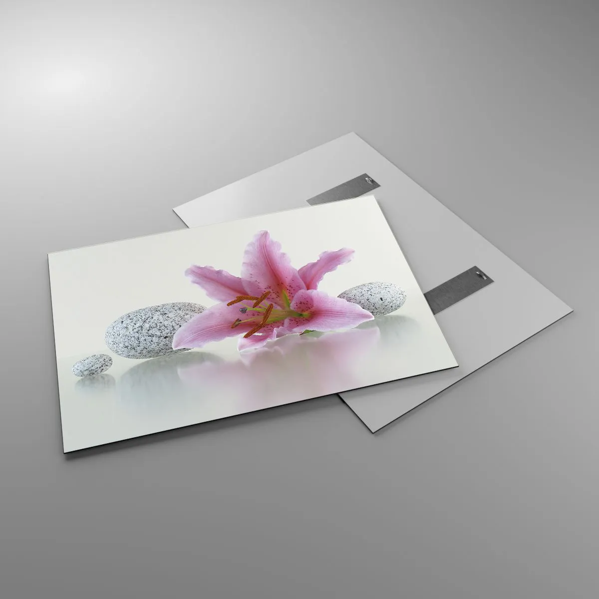 Glasbild - Bild auf glas - Rosa Lilie vor einem Hintergrund aus weißen Steinen im Spa-Stil - 100x70cm - Eine Studie in Pink, Grau und Weiß - Moderne Wanddekoration für Wohnzimmer und Schlafzimmer ARTTOR