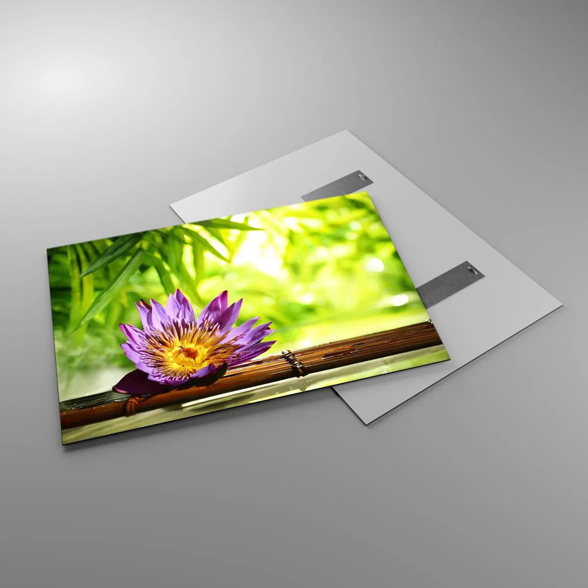 Quadro su vetro - Fiore di loto viola su una tavola di bambù con sfondo verde - 100x70cm - Al sole dell'Asia - Decorazione murale moderna per soggiorno e camera da letto ARTTOR