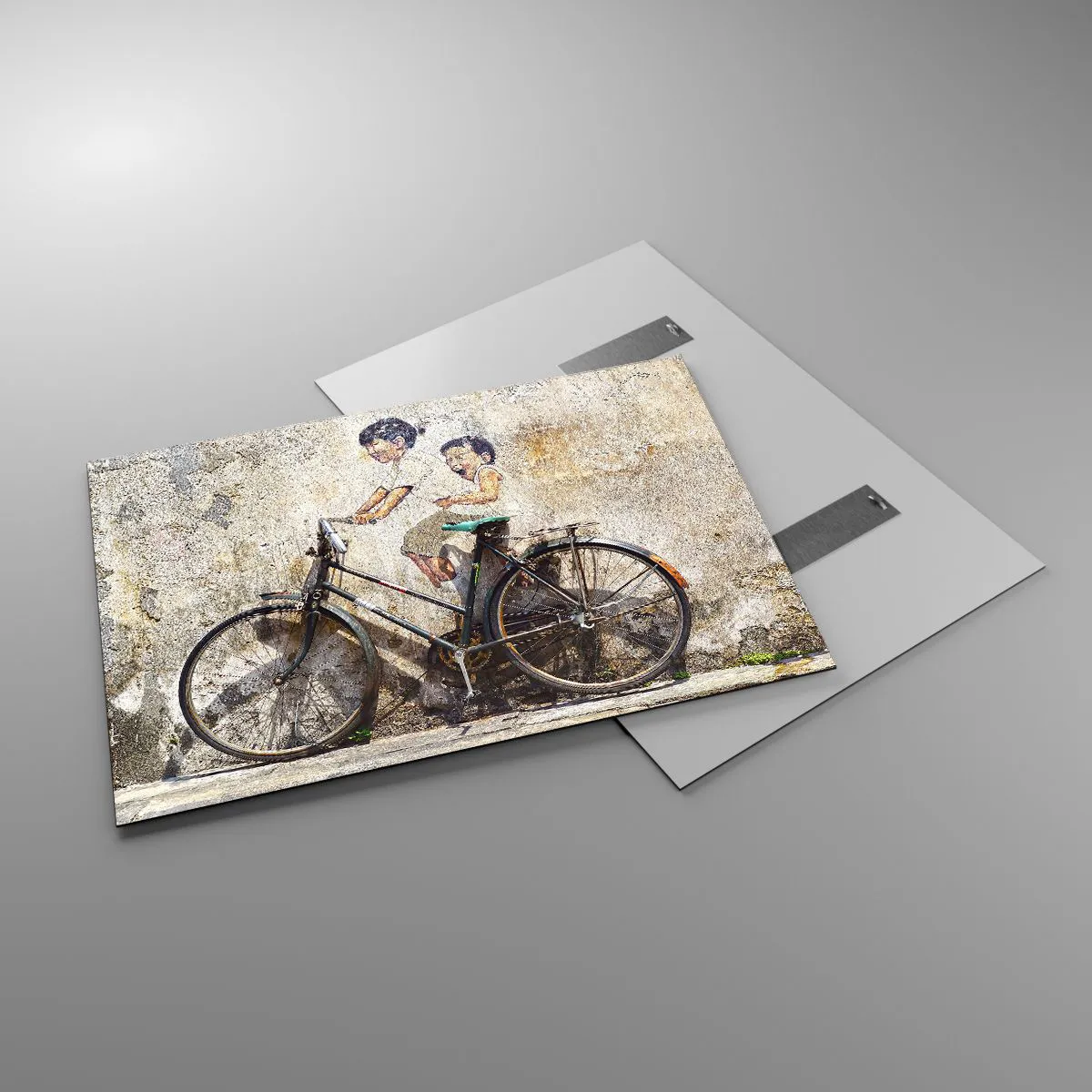 Impression sur verre - Image sur verre - Une peinture murale avec un vélo et des figures d'enfants sur un fond mural. - 100x70cm - Vrai ou faux? - Décoration murale moderne pour le salon et la chambre ARTTOR