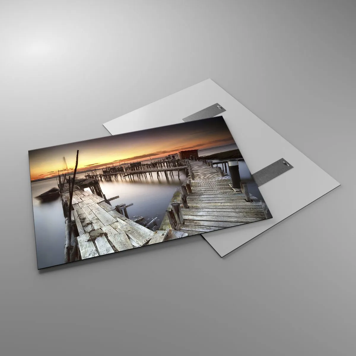 Obraz na szkle - Drewniane pomosty o zachodzie słońca nad spokojnym jeziorem - 100x70cm - Autentyk, nie turystyczna atrapa - Nowoczesna dekoracja ścienna do salonu, kuchni i sypialni ARTTOR