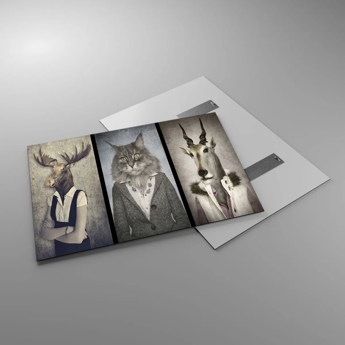 Impression sur verre - Image sur verre - Trois portraits surréalistes d'animaux dans d'élégants costumes humains. - 100x70cm - La fourrure revient à la mode - Décoration murale moderne pour le salon et la chambre ARTTOR