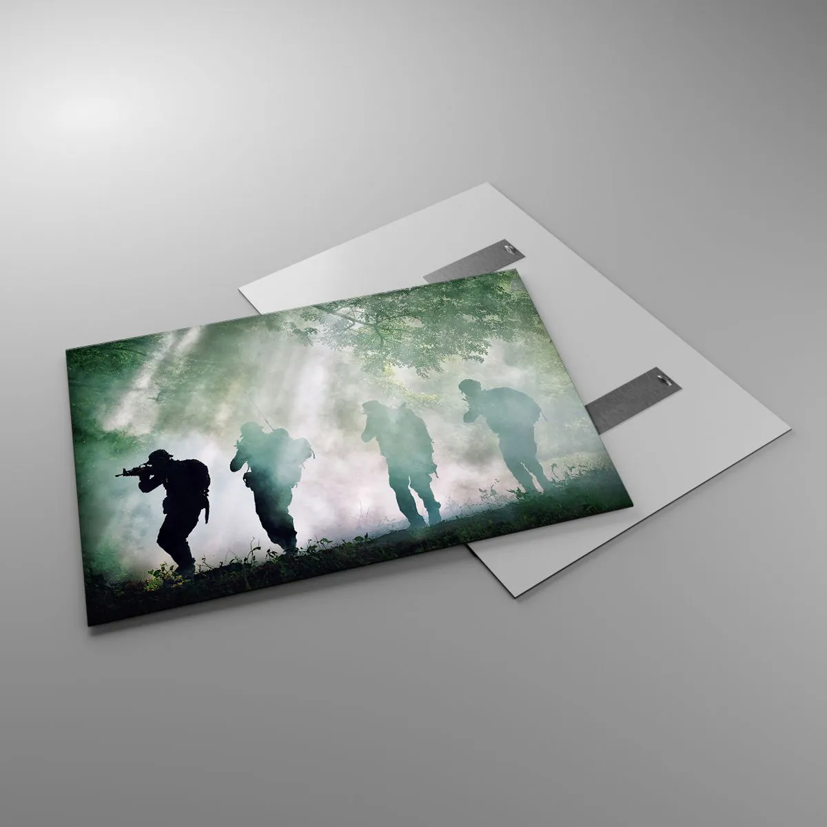 Impression sur verre - Image sur verre - Un groupe de soldats en fumée, marchant dans la forêt, en état d'alerte maximale - 100x70cm - Un pour tous… - Décoration murale moderne pour le salon et la chambre ARTTOR