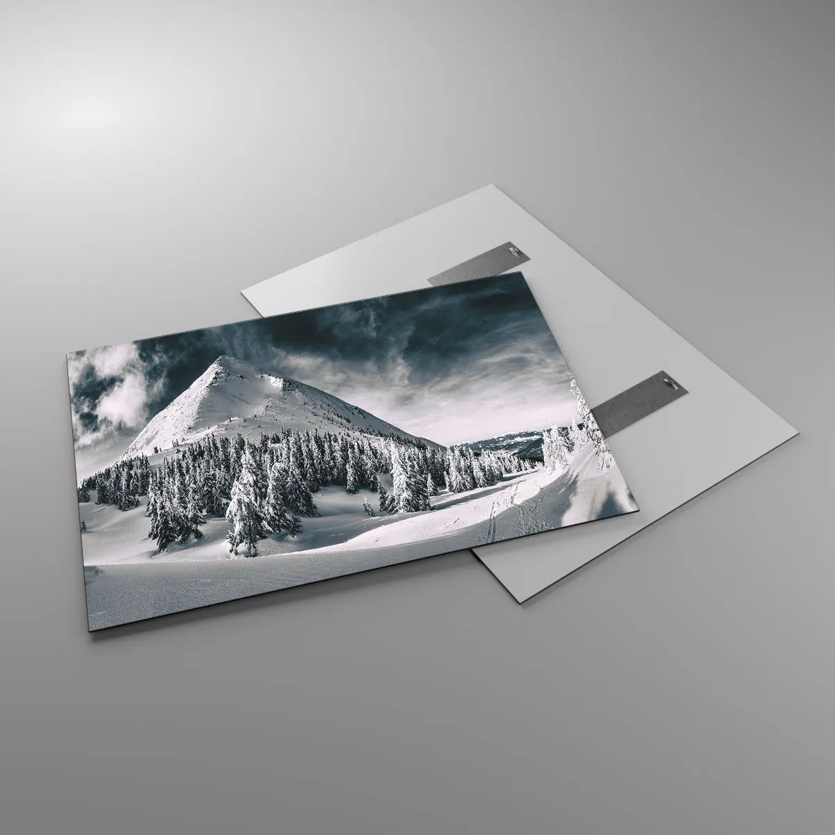 Impression sur verre - Image sur verre - Paysage de montagne hivernal avec des sommets enneigés et une forêt - 100x70cm - Le pays de la neige et de la glace - Décoration murale moderne pour le salon et la chambre ARTTOR