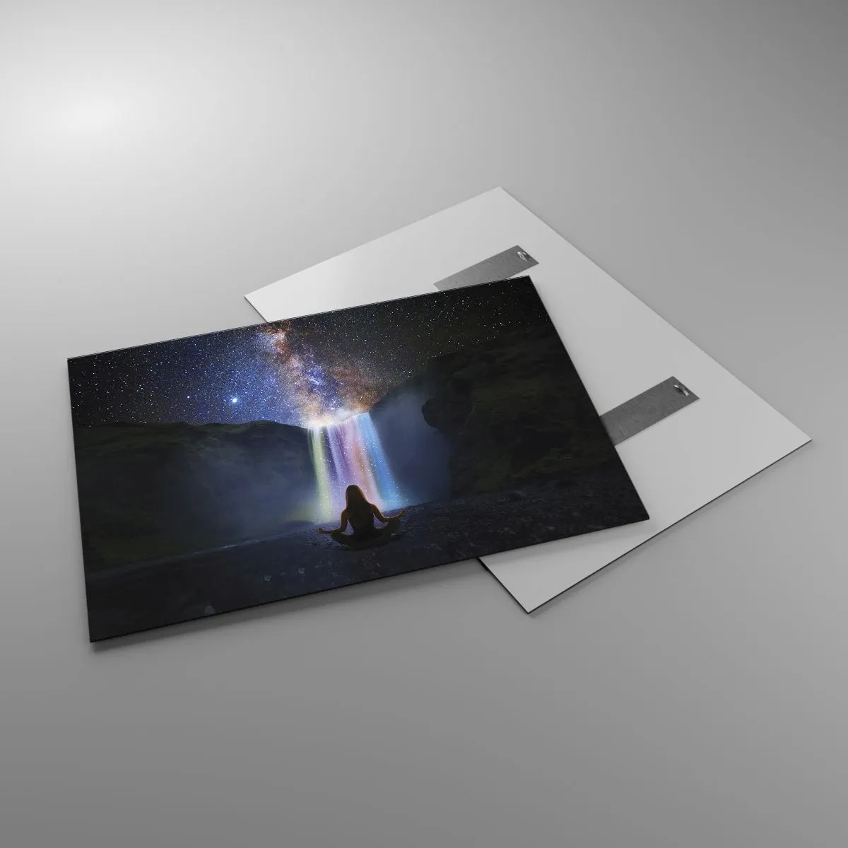 Glasbild - Bild auf glas - Meditation vor einem farbenfrohen Wasserfall bei Nacht - 100x70cm - Absolute Harmonie - Moderne Wanddekoration für Wohnzimmer und Schlafzimmer ARTTOR