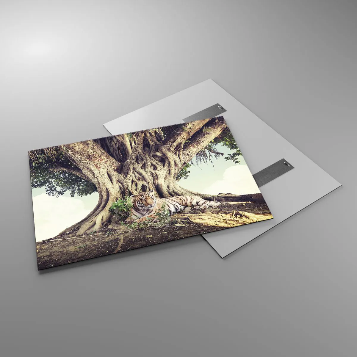 Obraz na szkle - Tygrys leżący pod rozłożystym drzewem w dżungli - 100x70cm - Widok z Księgi Rodzaju - Nowoczesna dekoracja ścienna do salonu, kuchni i sypialni ARTTOR