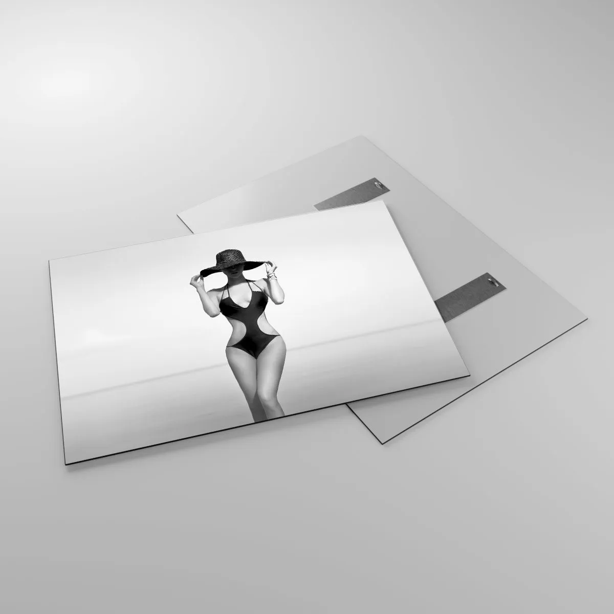 Impression sur verre - Image sur verre - Une femme en maillot de bain noir et chapeau contre la mer - 100x70cm - Mon prénom? Élégance - Décoration murale moderne pour le salon et la chambre ARTTOR