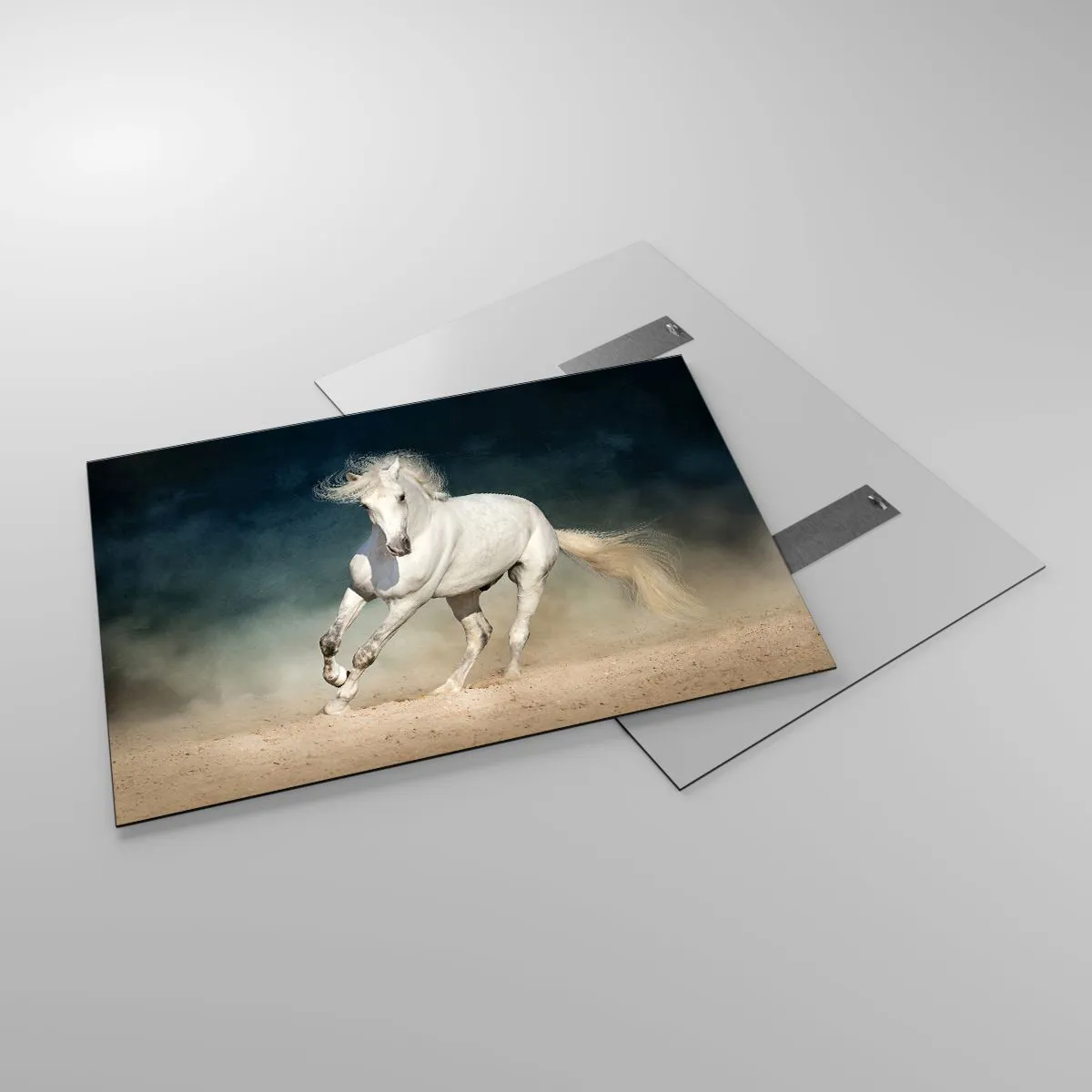Obraz na szkle - Biały koń galopujący po piasku na tle ciemnego nieba - 100x70cm - Wolność w stanie czystym - Nowoczesna dekoracja ścienna do salonu, kuchni i sypialni ARTTOR