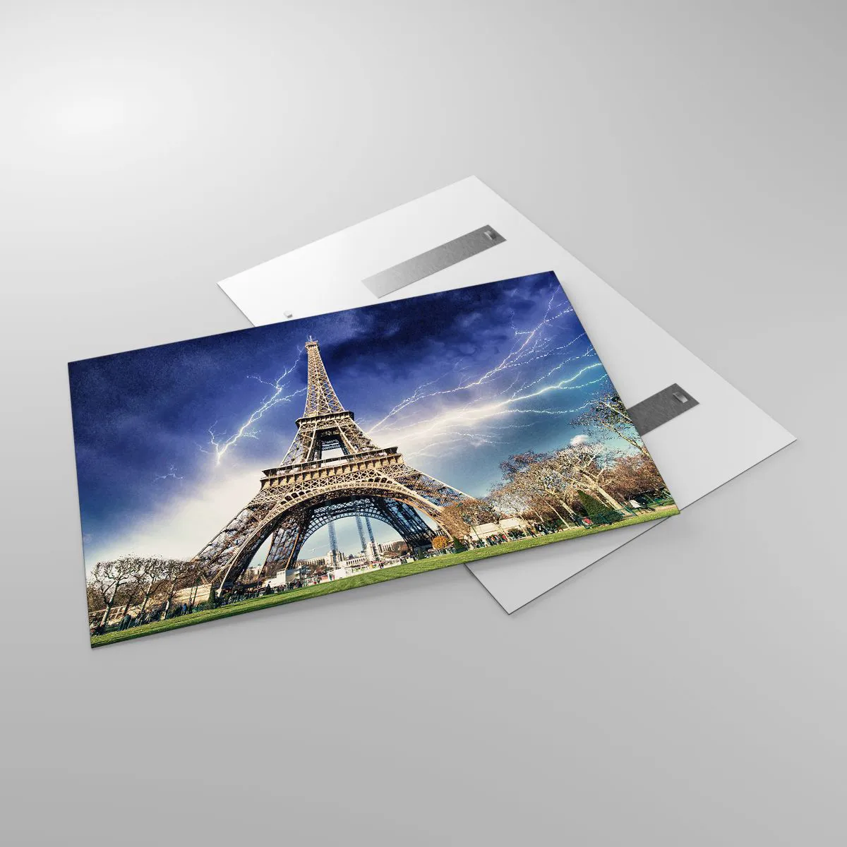 Glasbild - Bild auf glas - Der Eiffelturm, umgeben von Blitzen an einem bewölkten Tag - 120x80cm - Herrscherin der Stürme - Moderne Wanddekoration für Wohnzimmer und Schlafzimmer ARTTOR