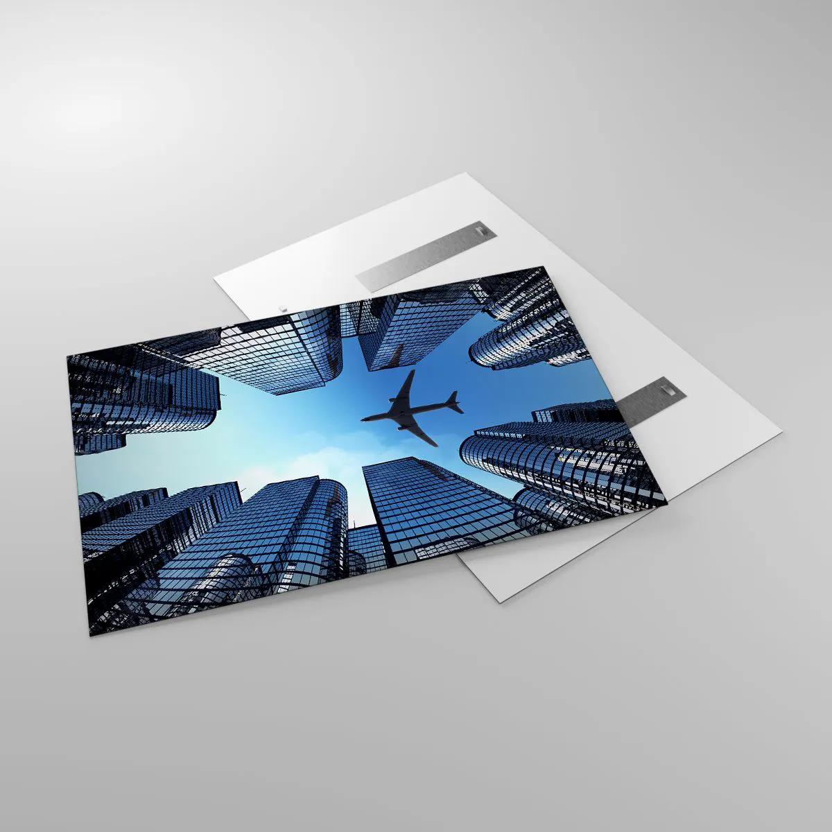 Glasbild - Bild auf glas - Blick auf das Flugzeug zwischen Wolkenkratzern - 120x80cm - Der Blick aus der Glasschlucht - Moderne Wanddekoration für Wohnzimmer und Schlafzimmer ARTTOR