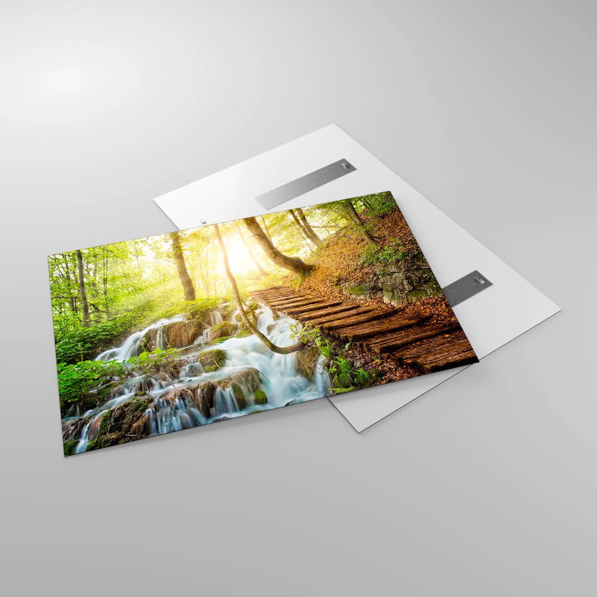 Impression sur verre - Image sur verre - Une cascade forestière avec un chemin en bois éclairé par la lumière du soleil - 120x80cm - Une fraîcheur tant désirée - Décoration murale moderne pour le salon et la chambre ARTTOR