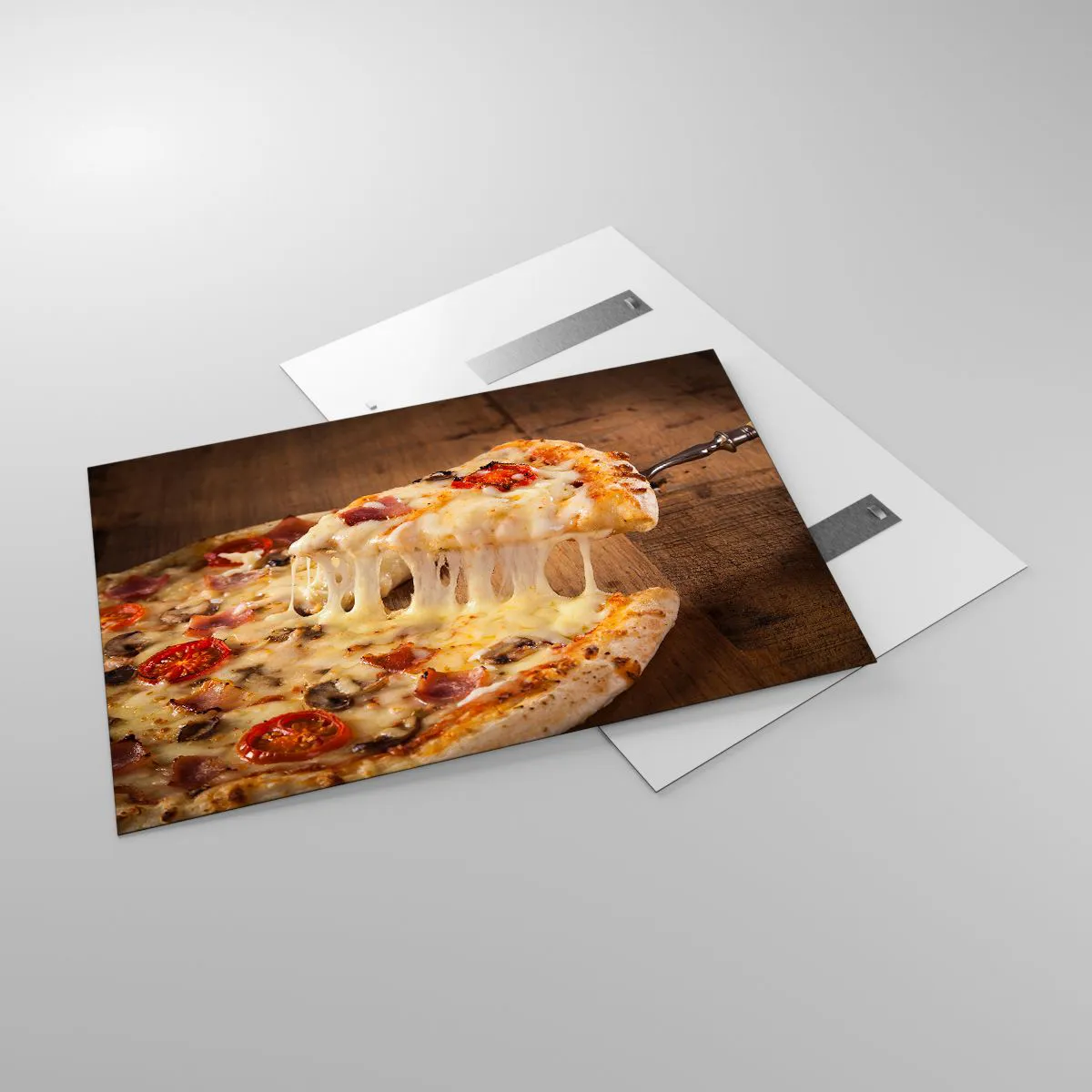 Quadro su vetro - Pizza con formaggio filante, pomodori e prosciutto su fondo di legno - 120x80cm - Capolavoro di arte italiana - Decorazione murale moderna per soggiorno e camera da letto ARTTOR