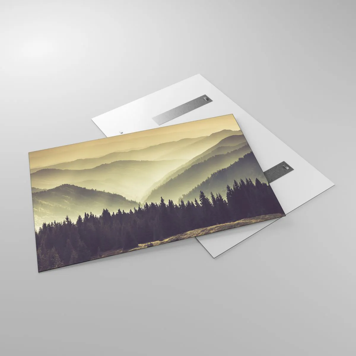 Cuadro sobre vidrio - Impresiones sobre Vidrio - Una vista brumosa de una cadena montañosa con un bosque oscuro en primer plano. - 120x80cm - Más allá de las siete montañas... - Decoración de pared moderna para salón y dormitorio ARTTOR