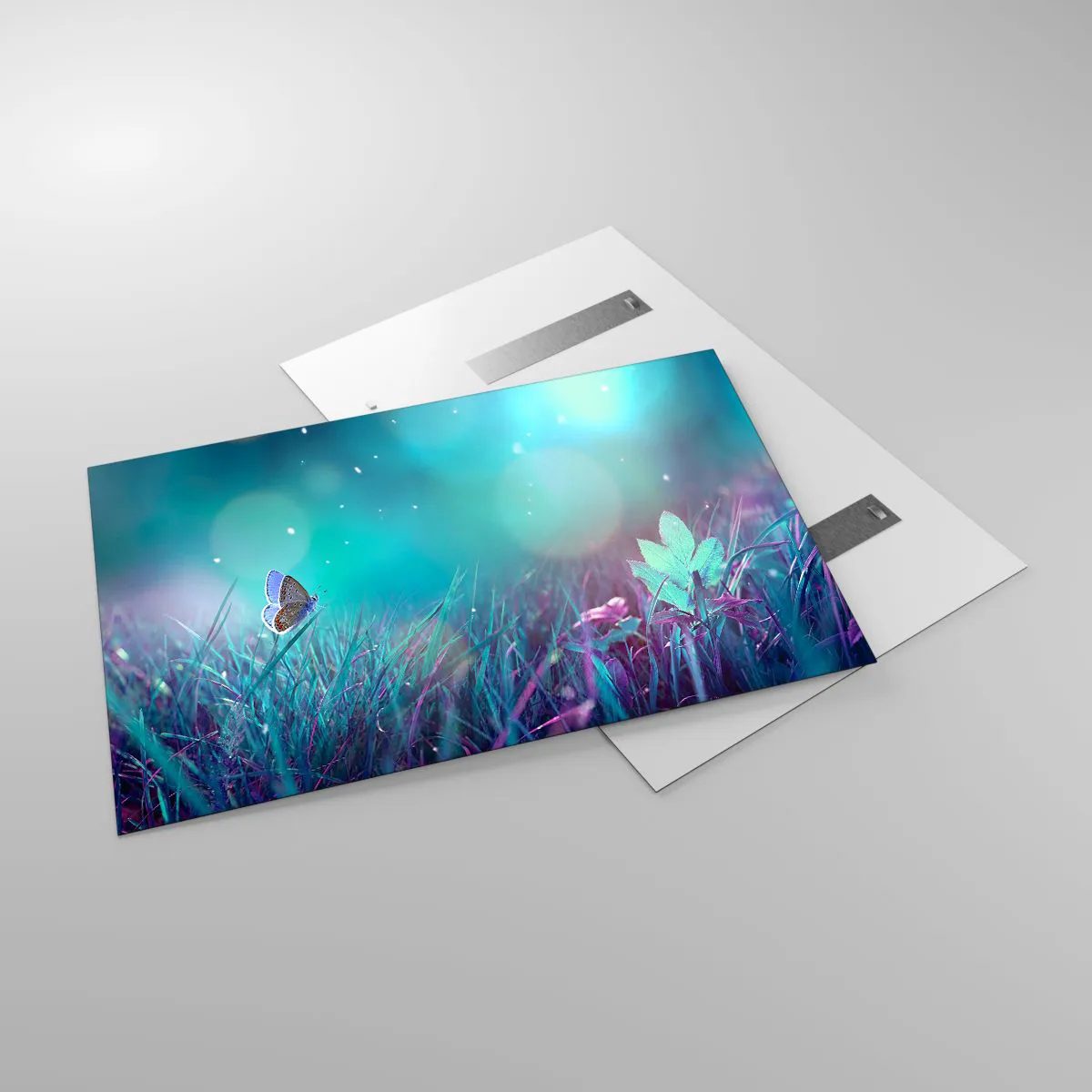 Quadro su vetro - Farfalla sull'erba in luce pastello - 120x80cm - La vita segreta del prato - Decorazione murale moderna per soggiorno e camera da letto ARTTOR