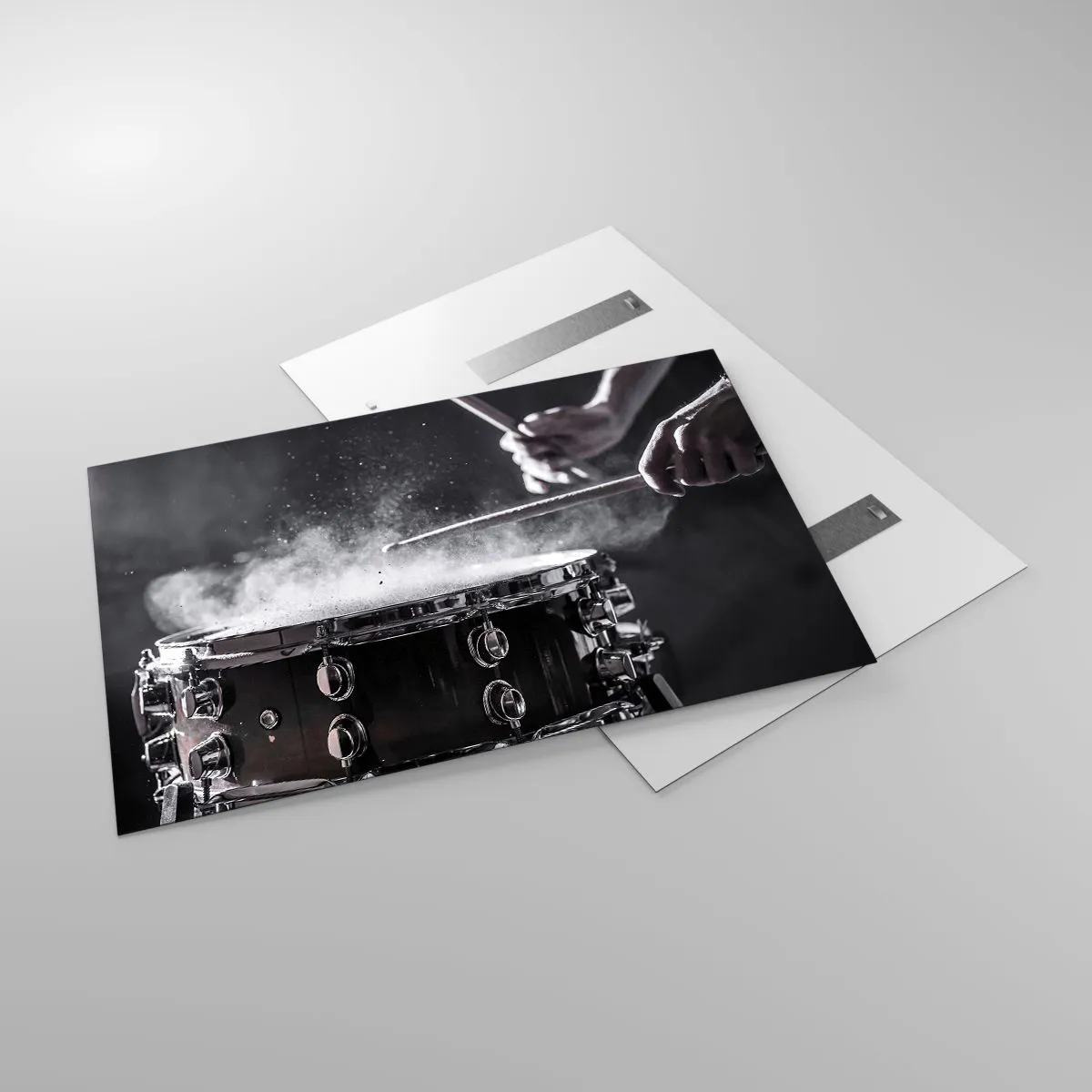 Obraz na szkle - Perkusja w ruchu z unoszącym się pudrem - 120x80cm - Puls muzyki - Nowoczesna dekoracja ścienna do salonu, kuchni i sypialni ARTTOR