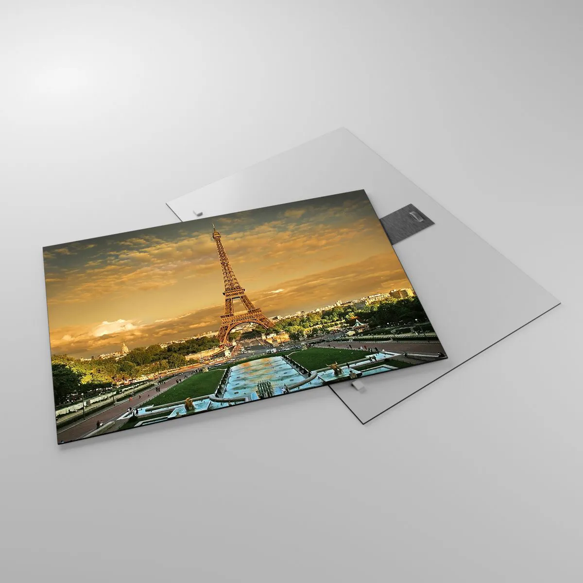 Tablou pe sticlă - Turnul Eiffel înconjurat de grădini pariziene la apus - 70x50cm - Simbolul Parisului - Decorațiune modernă pentru perete pentru living și dormitor ARTTOR