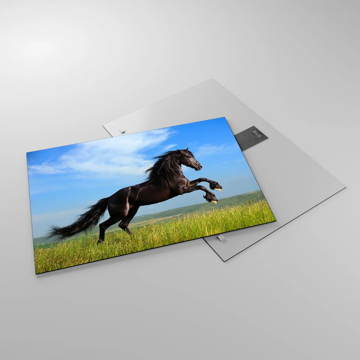 Tablou pe sticlă - Un cal negru galopând pe un cer albastru și o pajiște verde. - 70x50cm - Un manifest entuziast pentru libertate - Decorațiune modernă pentru perete pentru living și dormitor ARTTOR