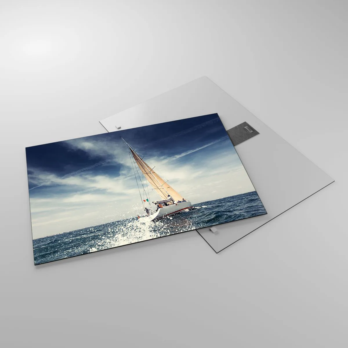 Cuadro sobre vidrio - Impresiones sobre Vidrio - Un yate navegando en un mar tempestuoso bajo un cielo azul. - 70x50cm - ¡No nos alcanzarán! - Decoración de pared moderna para salón y dormitorio ARTTOR