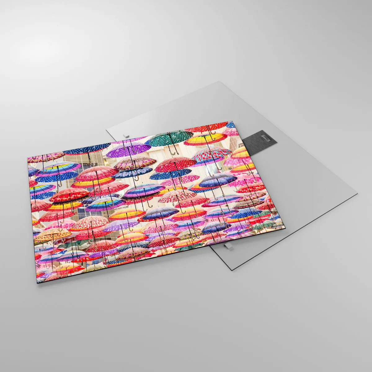 Cuadro sobre vidrio - Impresiones sobre Vidrio - Una fotografía de paraguas de colores suspendidos en el aire. - 70x50cm - Pradera urbana - Decoración de pared moderna para salón y dormitorio ARTTOR