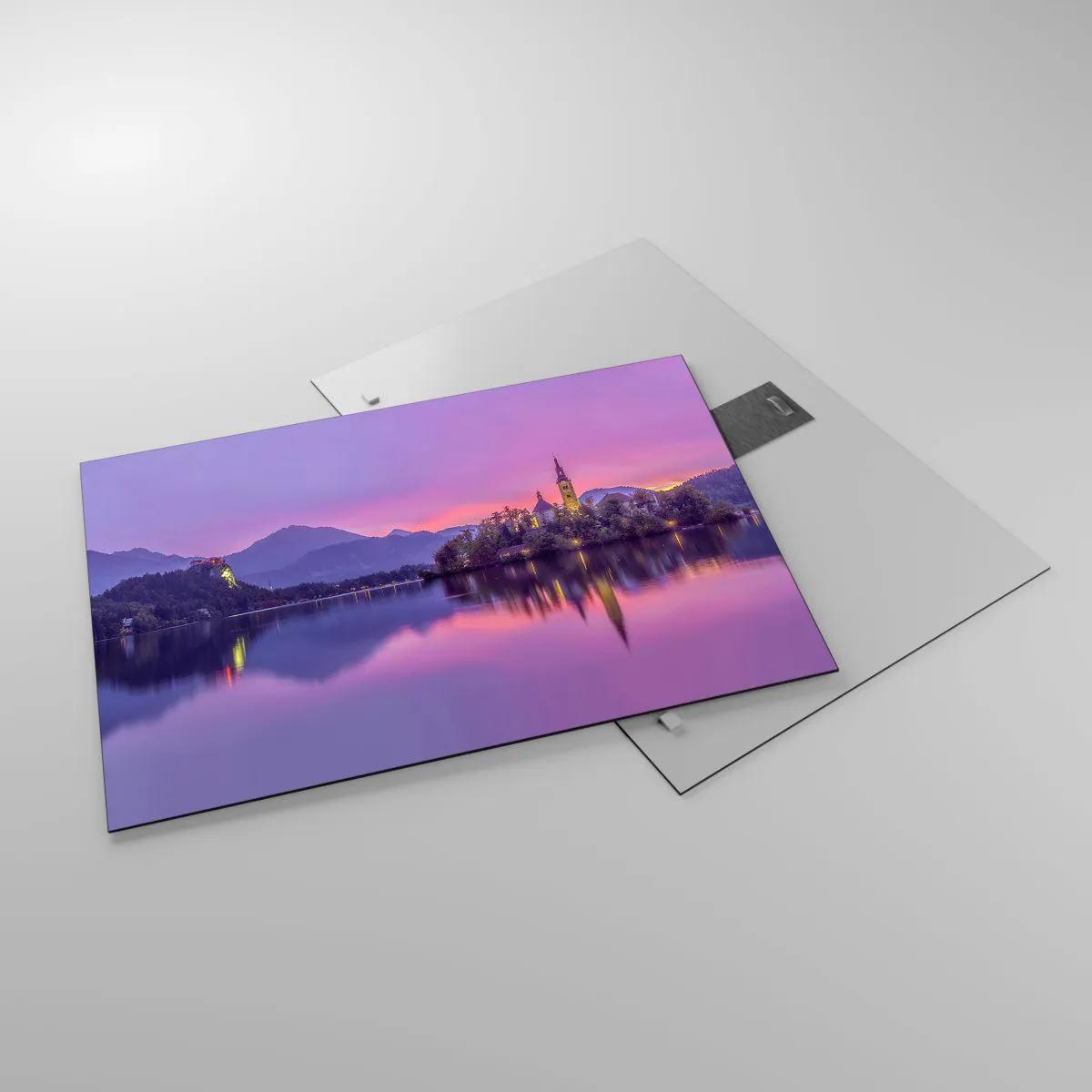 Glasbild - Bild auf glas - Eine Kirche auf einer Insel mit Bergen und einem Sonnenuntergang im Hintergrund - 70x50cm - Eine märchenhafte Insel in der Abenddämmerung - Moderne Wanddekoration für Wohnzimmer und Schlafzimmer ARTTOR
