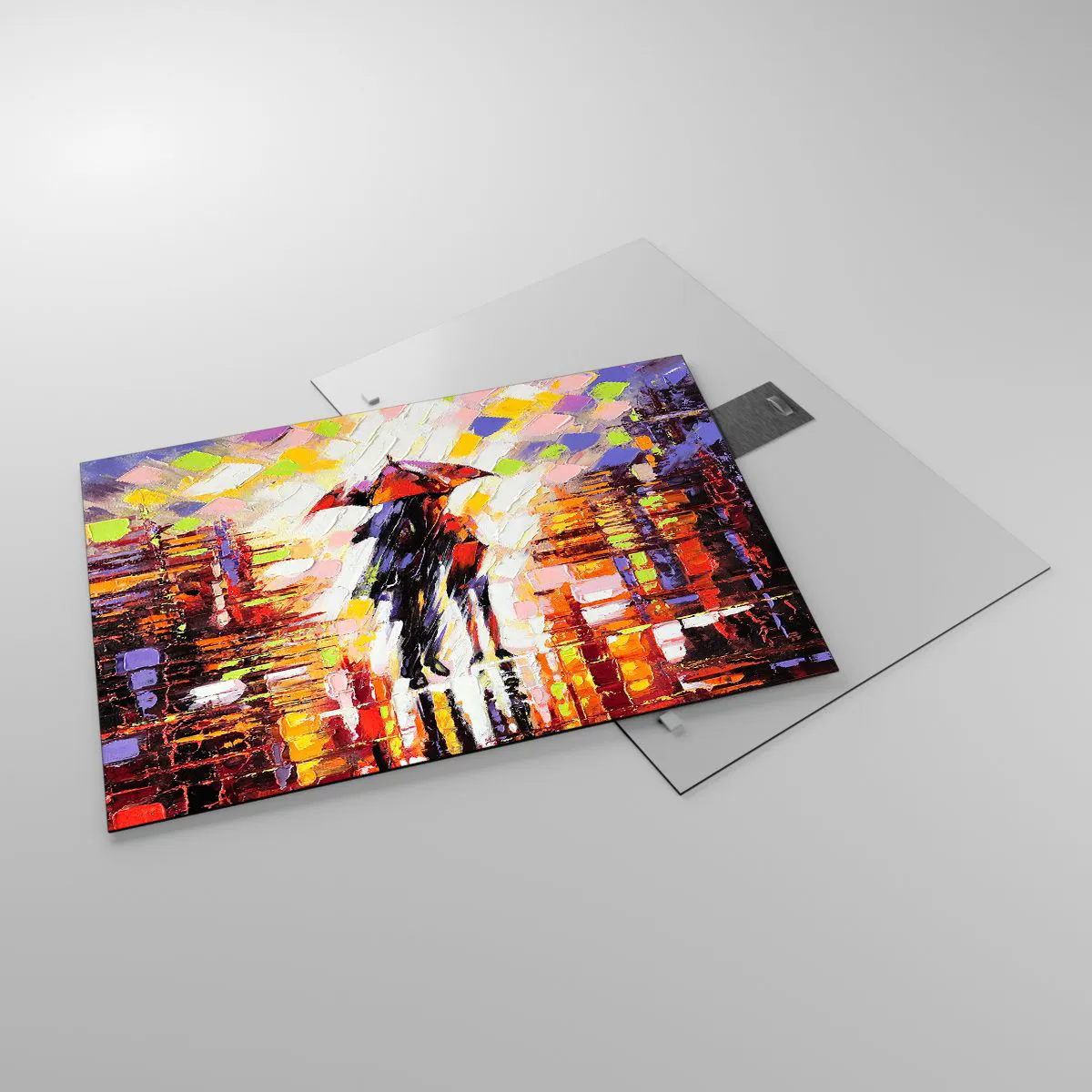 Glastavla - Bild på glas - Ett par under ett rött paraply i en färgglad stad - 70x50cm - Tillsammans genom natten och regnet - Modern väggdekoration för vardagsrum och sovrum ARTTOR