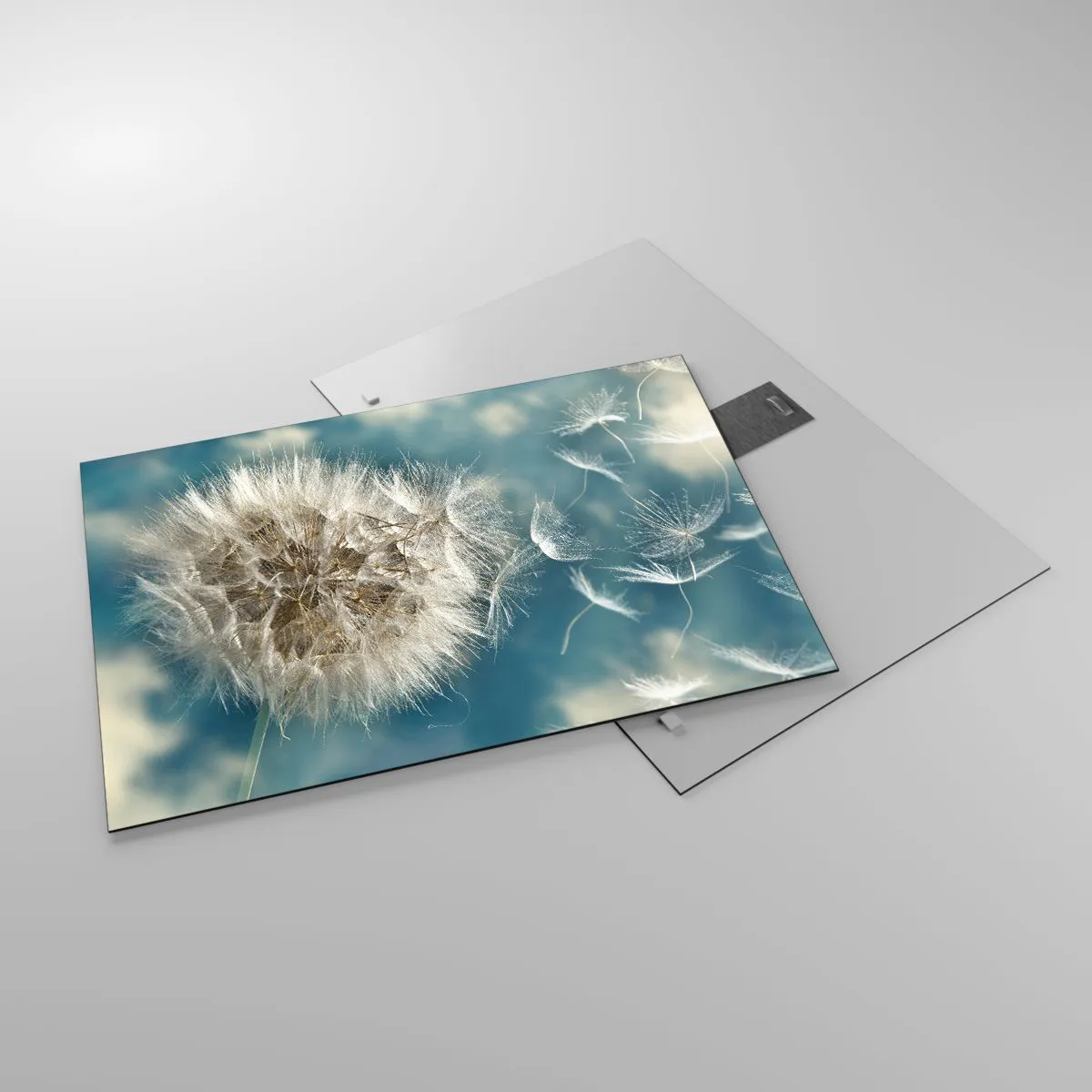 Billede på glas - En sart mælkebøtte mod himlen med flydende frø - 70x50cm - En engels åndedræt - Moderne vægdekoration til stue og soveværelse ARTTOR