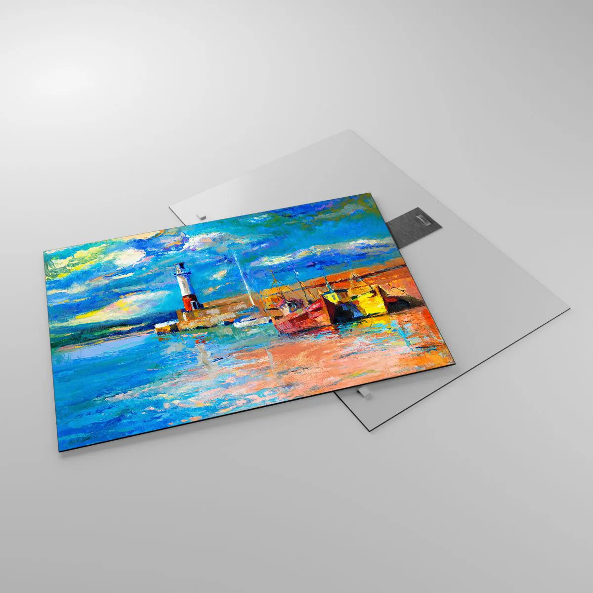 Tablou pe sticlă - Golful Rainbow cu un far și bărci colorate în port - 70x50cm - După-amiază în golful de curcubeu - Decorațiune modernă pentru perete pentru living și dormitor ARTTOR