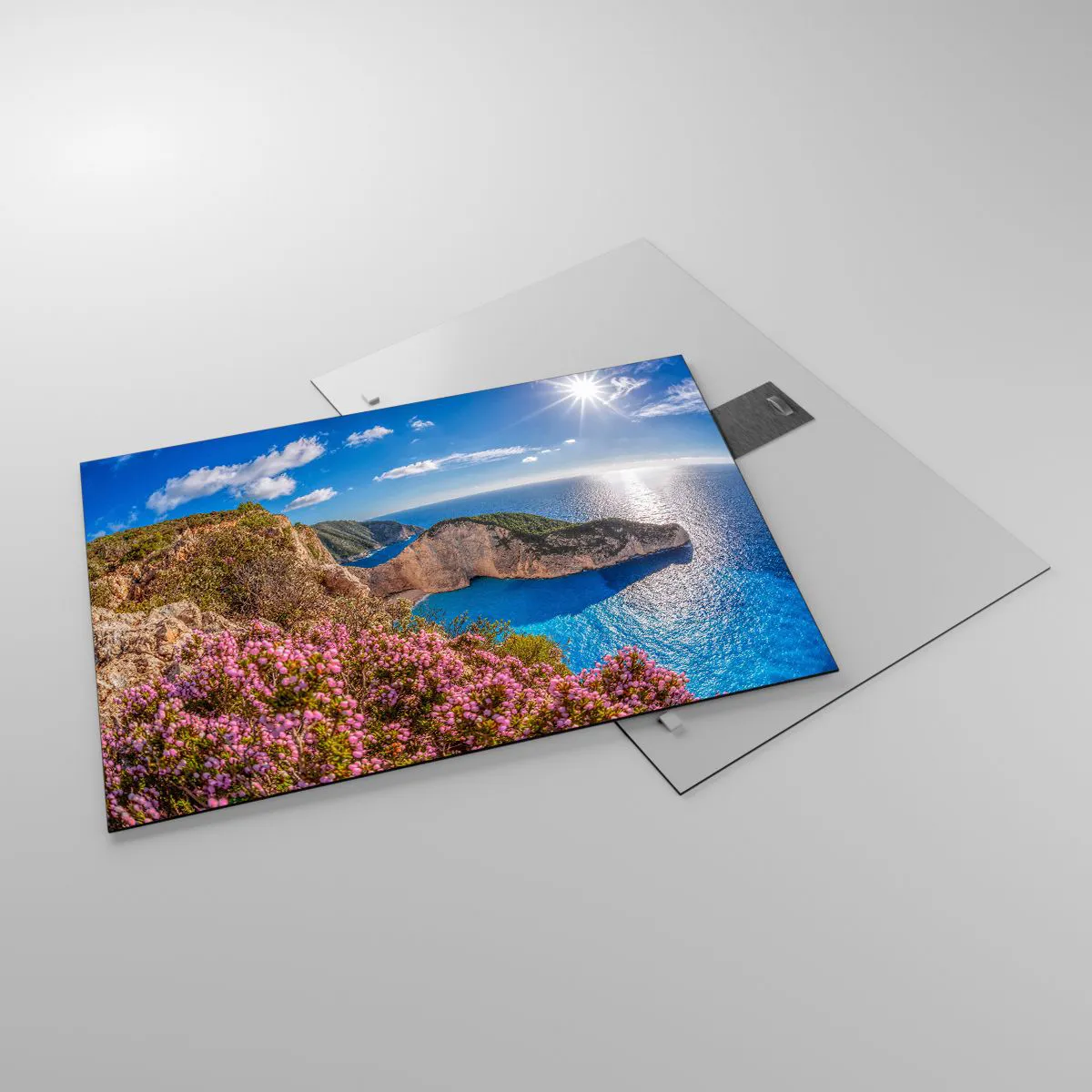Tablou pe sticlă - Peisaj grecesc cu stânci, mare și arbuști înfloriți - 70x50cm - Marea mea vacanță grecească - Decorațiune modernă pentru perete pentru living și dormitor ARTTOR