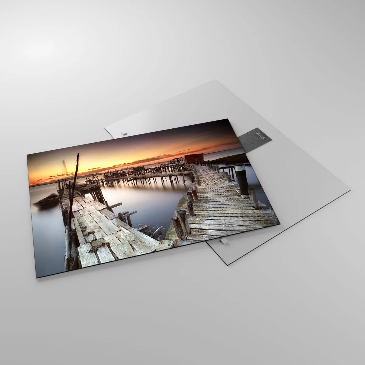 Tablou pe sticlă - Debarcader din lemn la apus peste un lac liniștit - 70x50cm - Autentic, nu o atracție turistică - Decorațiune modernă pentru perete pentru living și dormitor ARTTOR