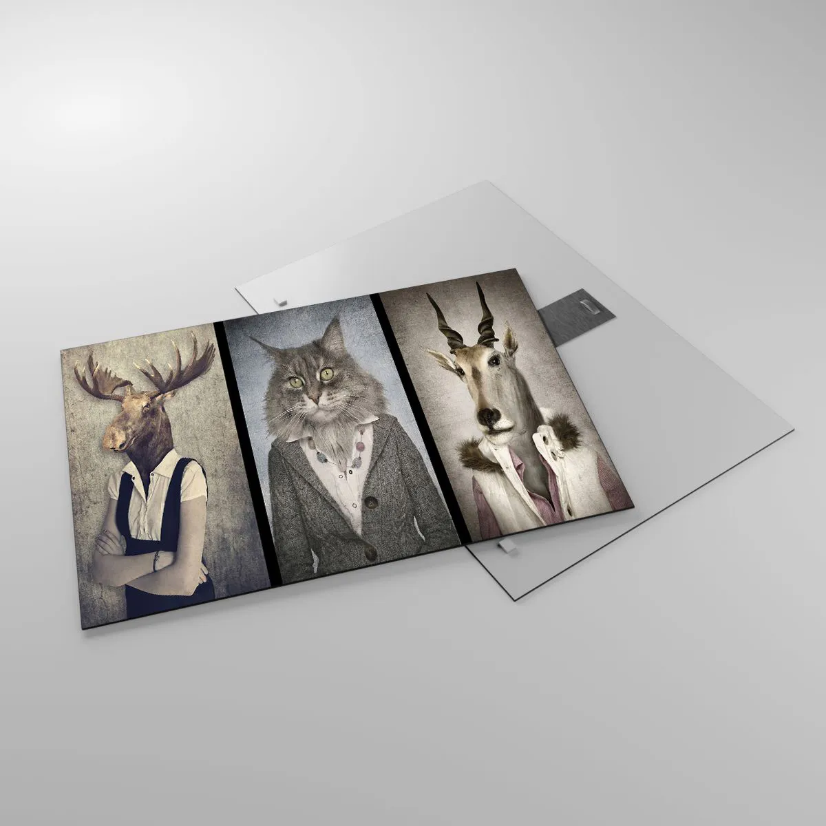 Obraz na skle - Tri surrealistické portréty zvierat v elegantných ľudských kostýmoch. - 70x50cm - Kožuchy opäť v móde - Moderná nástenná dekorácia do obývacej izby a spálne ARTTOR