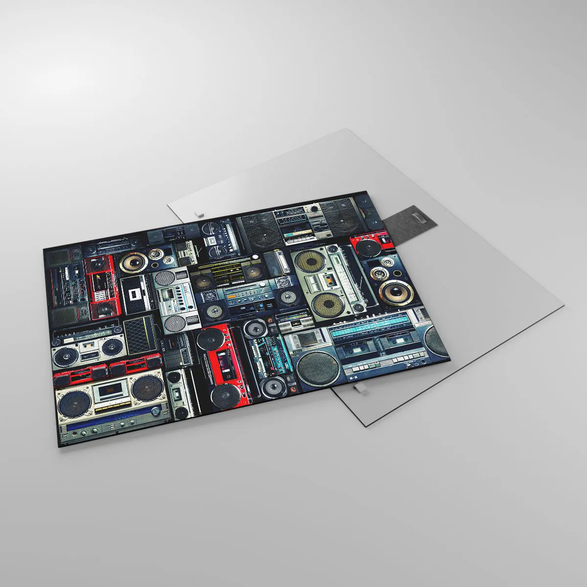 Impression sur verre - Image sur verre - Un collage de radios rétro et de magnétophones sur fond sombre. - 70x50cm - Nostalgie des années 80 - Décoration murale moderne pour le salon et la chambre ARTTOR