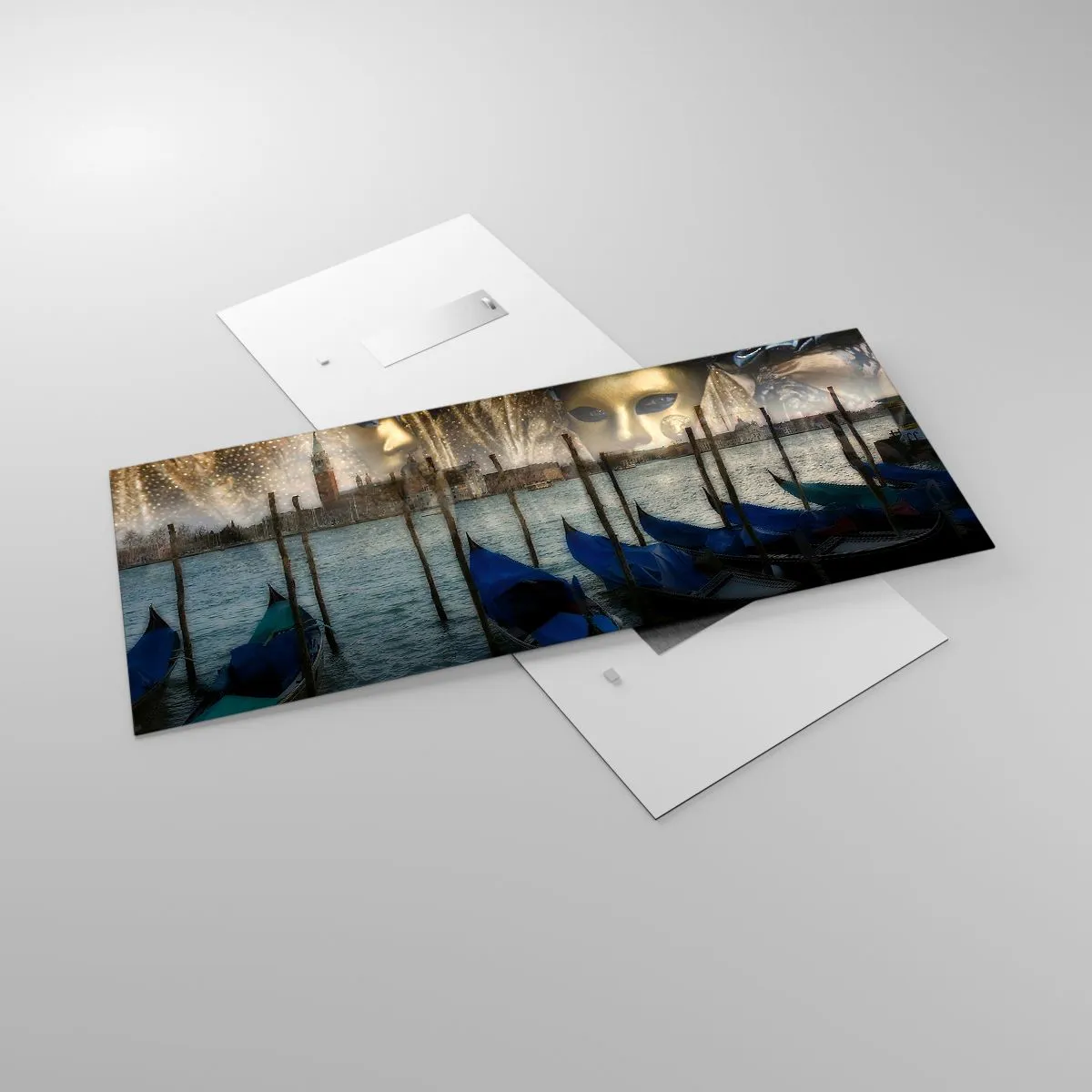 Quadro su vetro - Maschere di carnevale veneziane e gondole sullo sfondo della città e dell'acqua - 120x50cm - È ora di iniziare il carnevale - Decorazione murale moderna per soggiorno e camera da letto ARTTOR