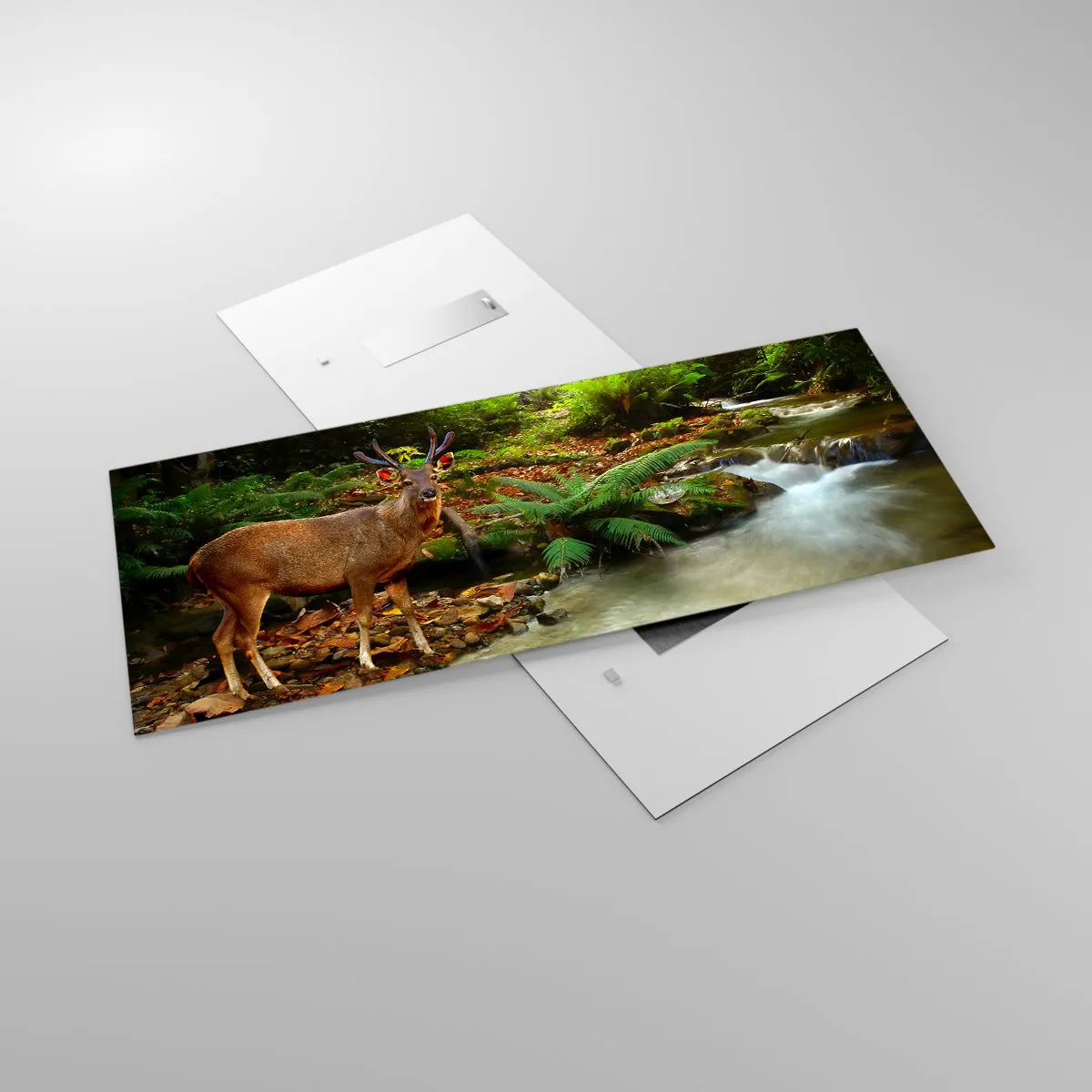 Quadro su vetro - Un cervo vicino a un ruscello circondato dal verde della foresta - 120x50cm - Benvenuto nel mio mondo - Decorazione murale moderna per soggiorno e camera da letto ARTTOR