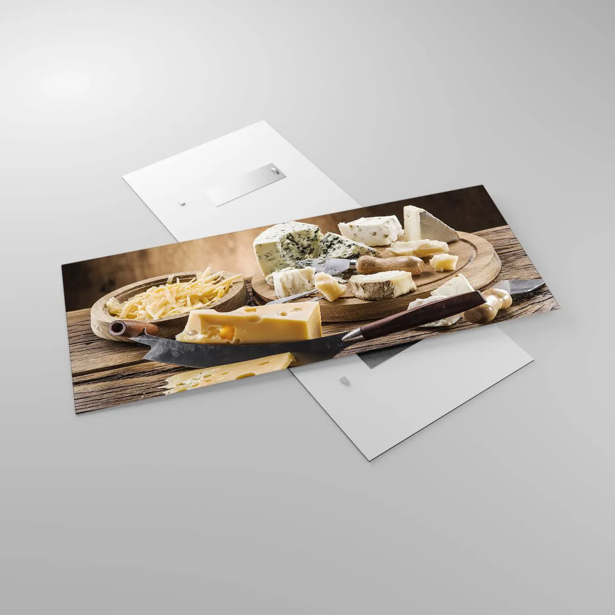 Cuadro sobre vidrio - Impresiones sobre Vidrio - Una tabla de quesos con diferentes tipos sobre una mesa de madera. - 120x50cm - Degustación de quesos - Decoración de pared moderna para salón y dormitorio ARTTOR