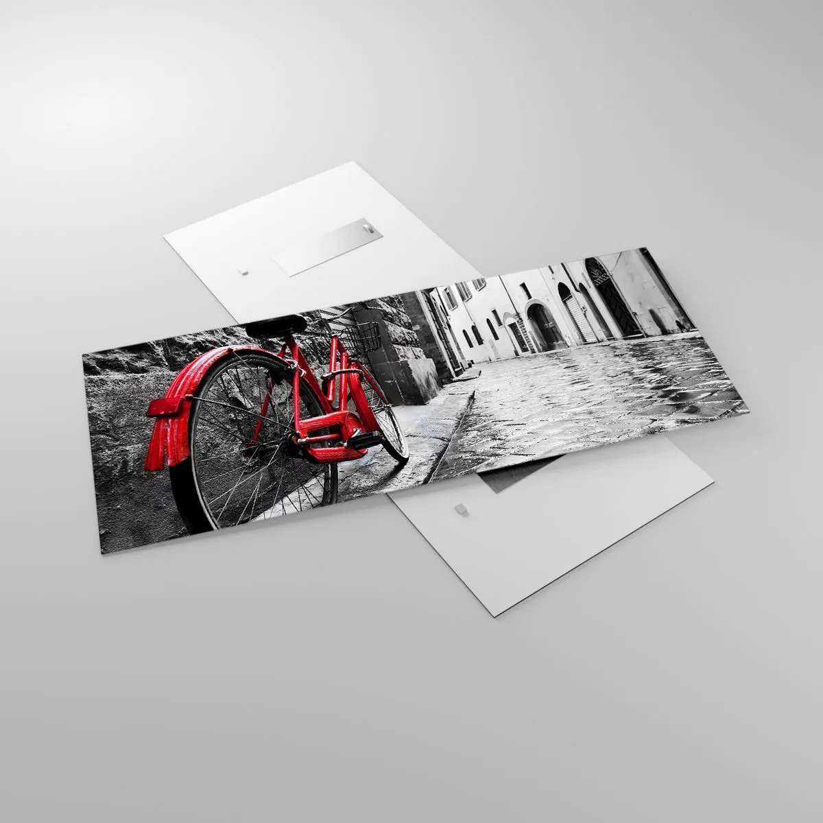 Glasbild - Bild auf glas - Rotes Fahrrad in einer schwarz-weißen Straße - 120x50cm - Wahre Schönheit wird nicht alt - Moderne Wanddekoration für Wohnzimmer und Schlafzimmer ARTTOR