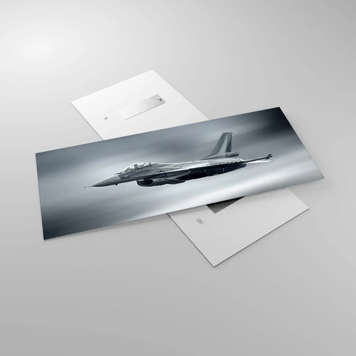 Impression sur verre - Image sur verre - Un avion de chasse en vol contre un ciel nuageux - 120x50cm - Acceptez-vous le défi? - Décoration murale moderne pour le salon et la chambre ARTTOR