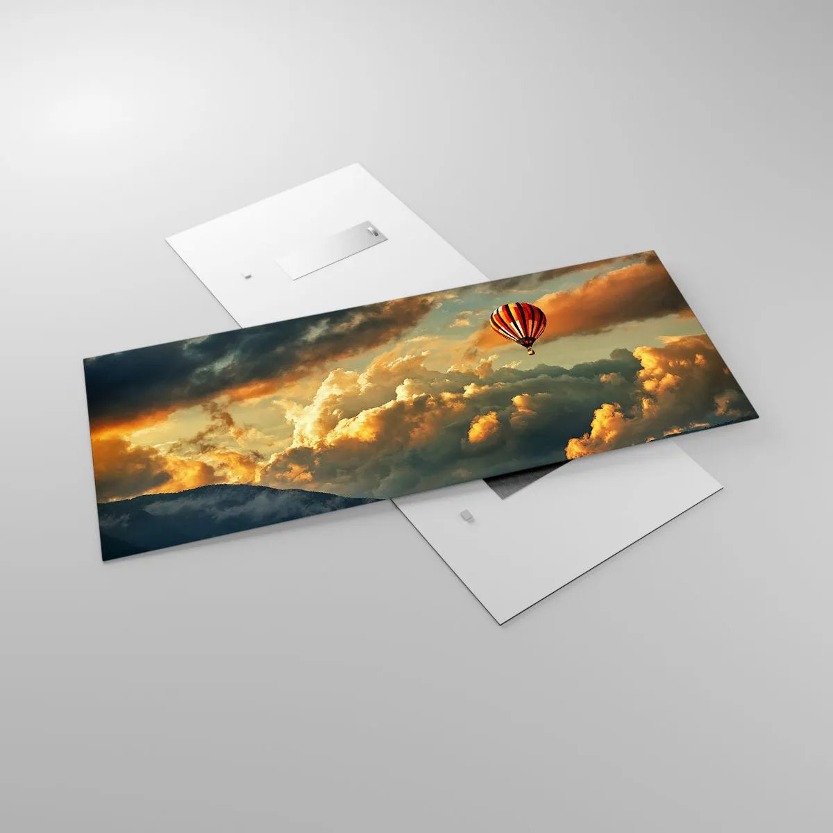 Quadro su vetro - Un pallone sullo sfondo di nuvole spettacolari - 120x50cm - Volo perché voglio - Decorazione murale moderna per soggiorno e camera da letto ARTTOR