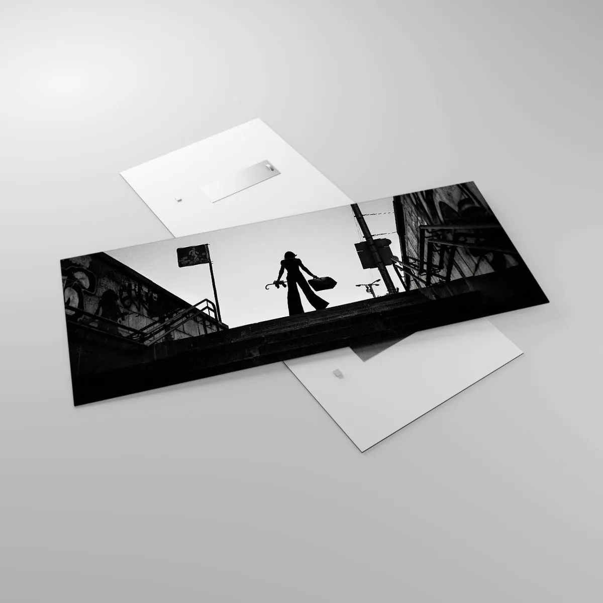 Impression sur verre - Image sur verre - Une figure de femme dans les escaliers en noir et blanc avec une atmosphère dynamique - 120x50cm - Pèlerinage urbain - Décoration murale moderne pour le salon et la chambre ARTTOR