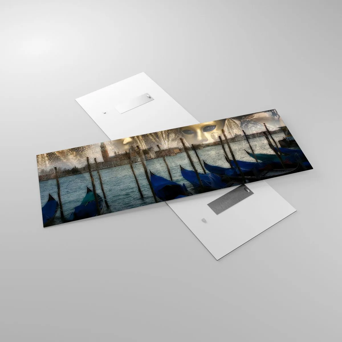 Quadro su vetro - Maschere di carnevale veneziane e gondole sullo sfondo della città e dell'acqua - 140x50cm - È ora di iniziare il carnevale - Decorazione murale moderna per soggiorno e camera da letto ARTTOR
