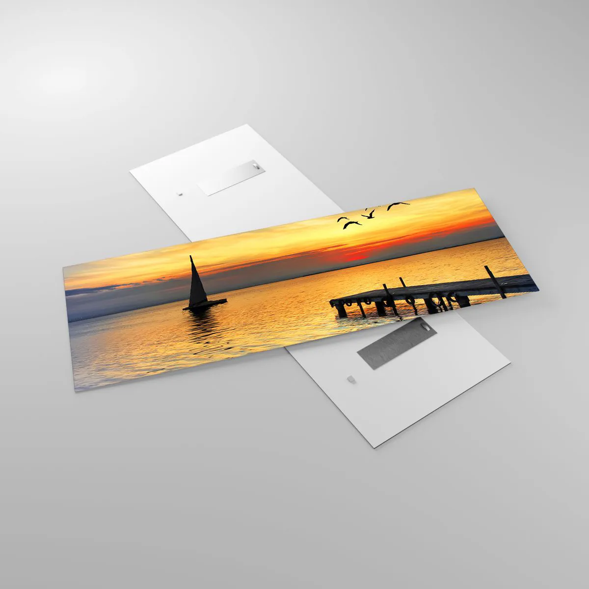 Quadro su vetro - Tramonto con barca a vela e molo su un lago calmo - 140x50cm - Il ritorno alla sera - Decorazione murale moderna per soggiorno e camera da letto ARTTOR