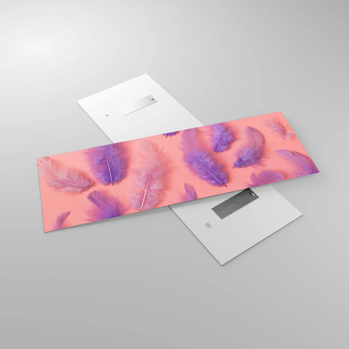 Quadro su vetro - Piume viola e rosa su uno sfondo pastello - 140x50cm - L'uccello lilla del desiderio - Decorazione murale moderna per soggiorno e camera da letto ARTTOR