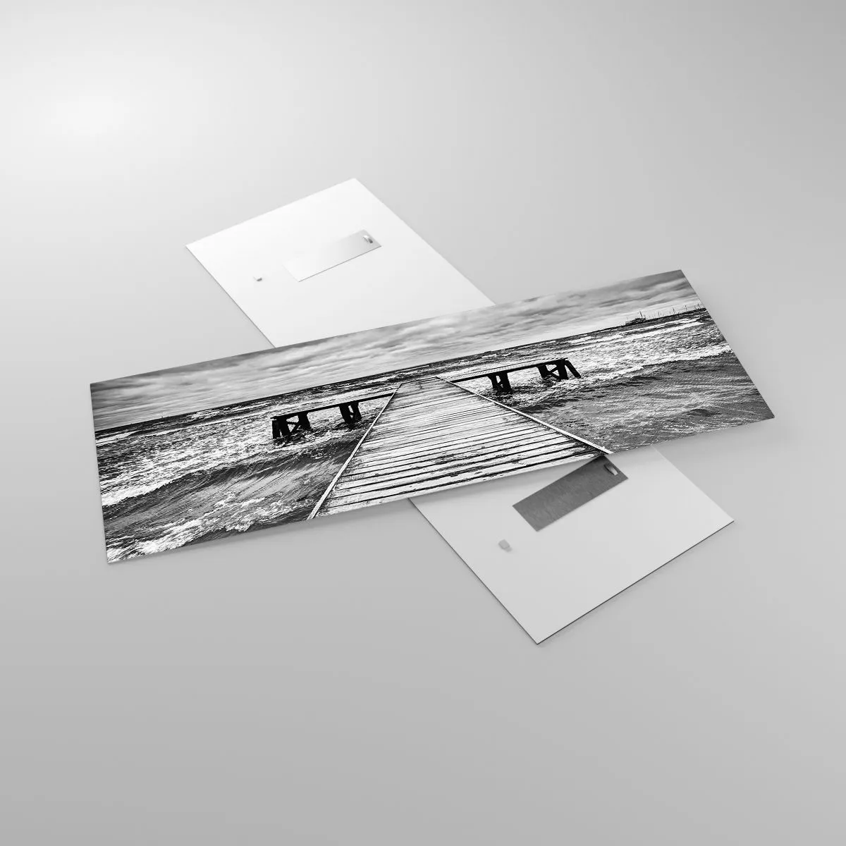Impression sur verre - Image sur verre - Une vue en noir et blanc d'une jetée en bois sur une mer agitée. - 140x50cm - J'attends que le vent, ça le chassera... - Décoration murale moderne pour le salon et la chambre ARTTOR