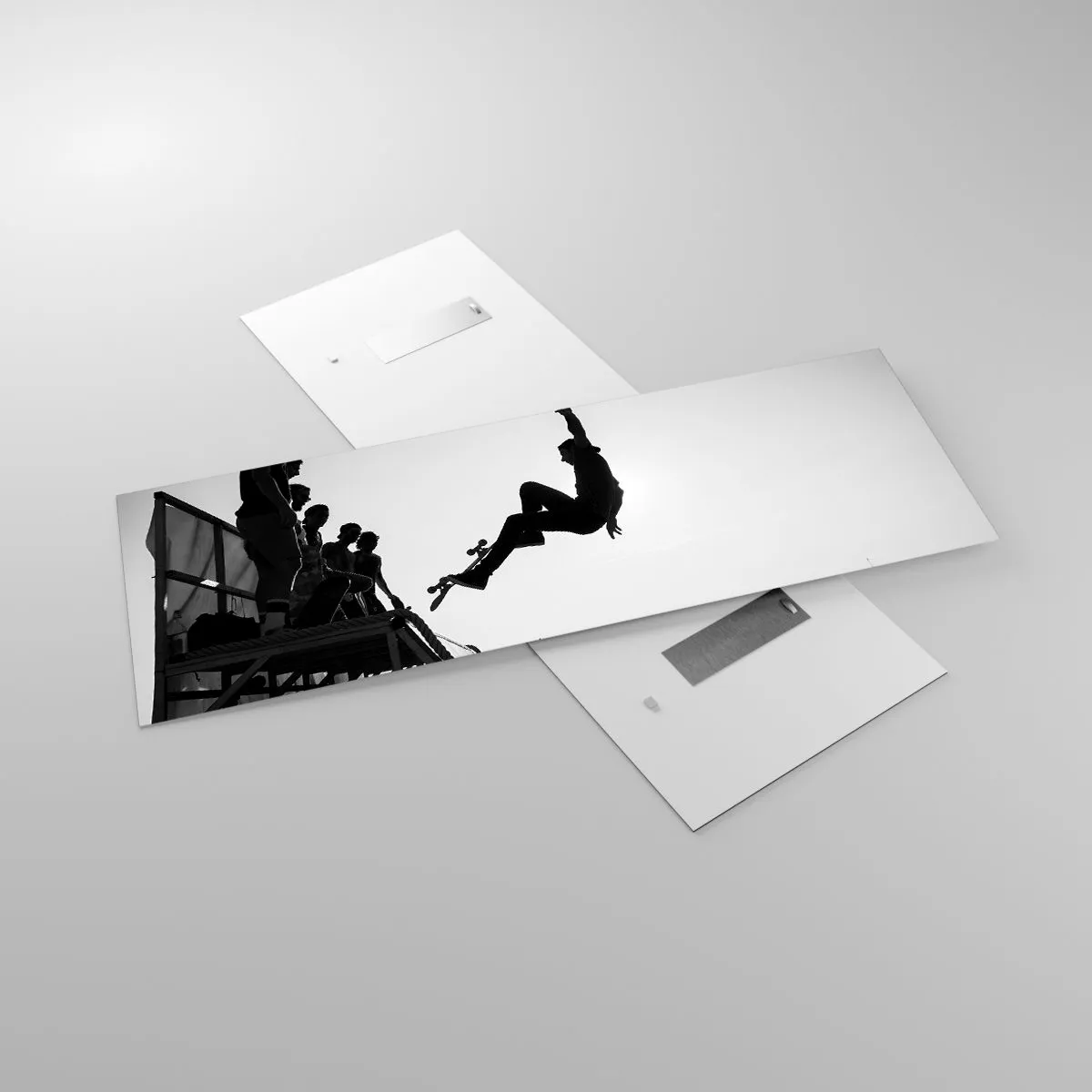 Cuadro sobre vidrio - Impresiones sobre Vidrio - Escena de skate en blanco y negro en una rampa - 140x50cm - Héroes y espectadores - Decoración de pared moderna para salón y dormitorio ARTTOR
