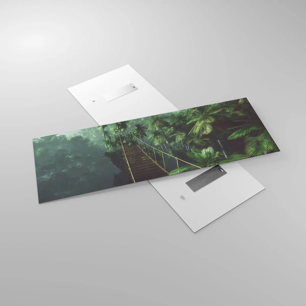 Quadro su vetro - Un ponte sospeso in una foresta tropicale circondato dalla nebbia. - 140x50cm - Nel vortice del verde - Decorazione murale moderna per soggiorno e camera da letto ARTTOR