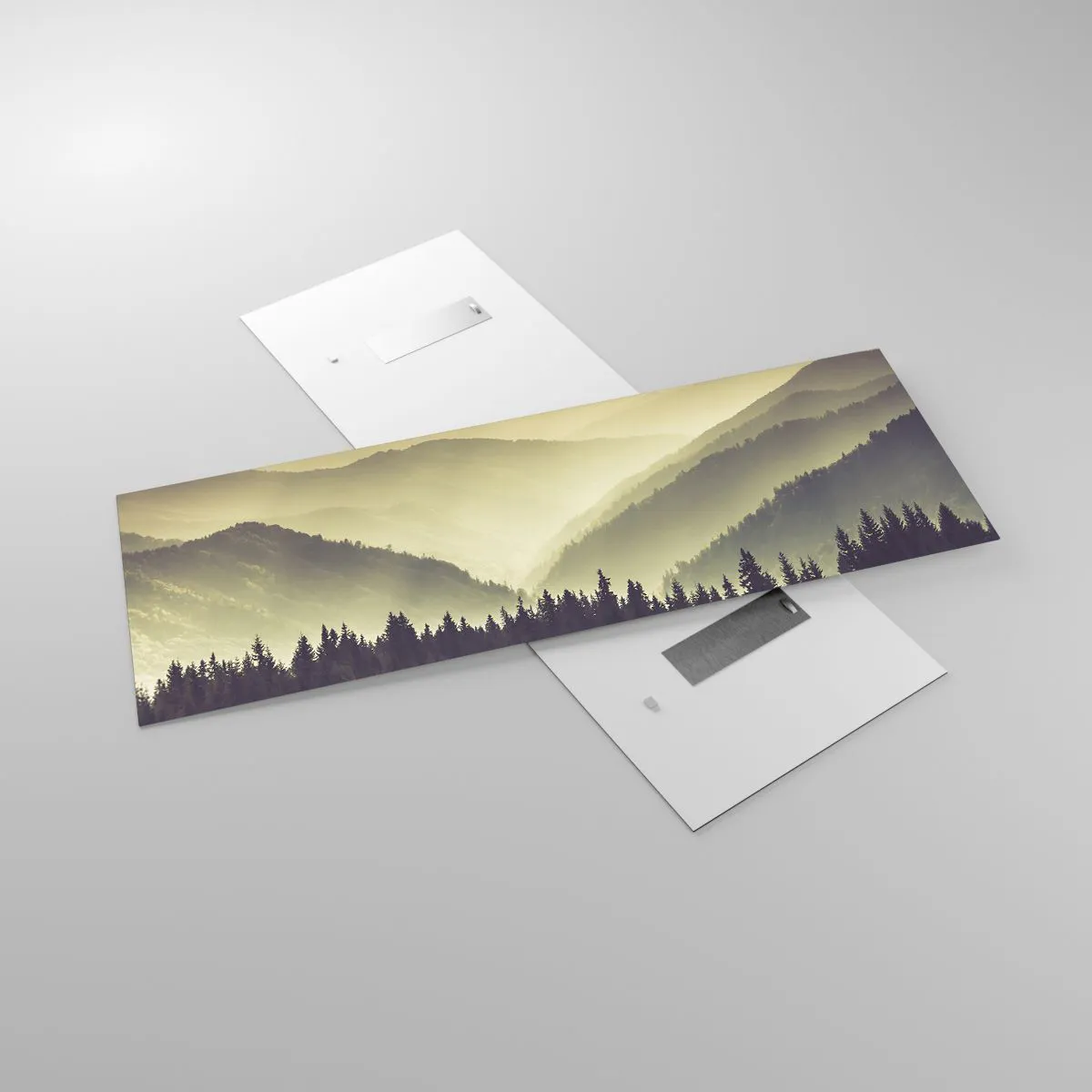 Impression sur verre - Image sur verre - Des chaînes de montagnes pittoresques enveloppées de brume dans une lumière chaude - 140x50cm - Derrière les sept montagnes… - Décoration murale moderne pour le salon et la chambre ARTTOR